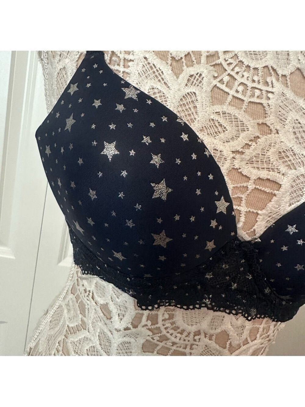 No Boundaries Black Bra with Adjustable Straps and Molded Cups - Picture 3 of 6